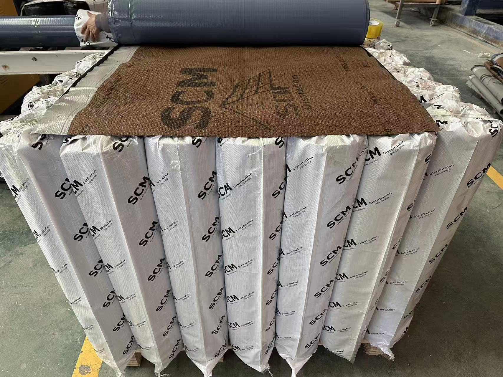 Membrane chocolat deroulee sur des rouleaux emballes